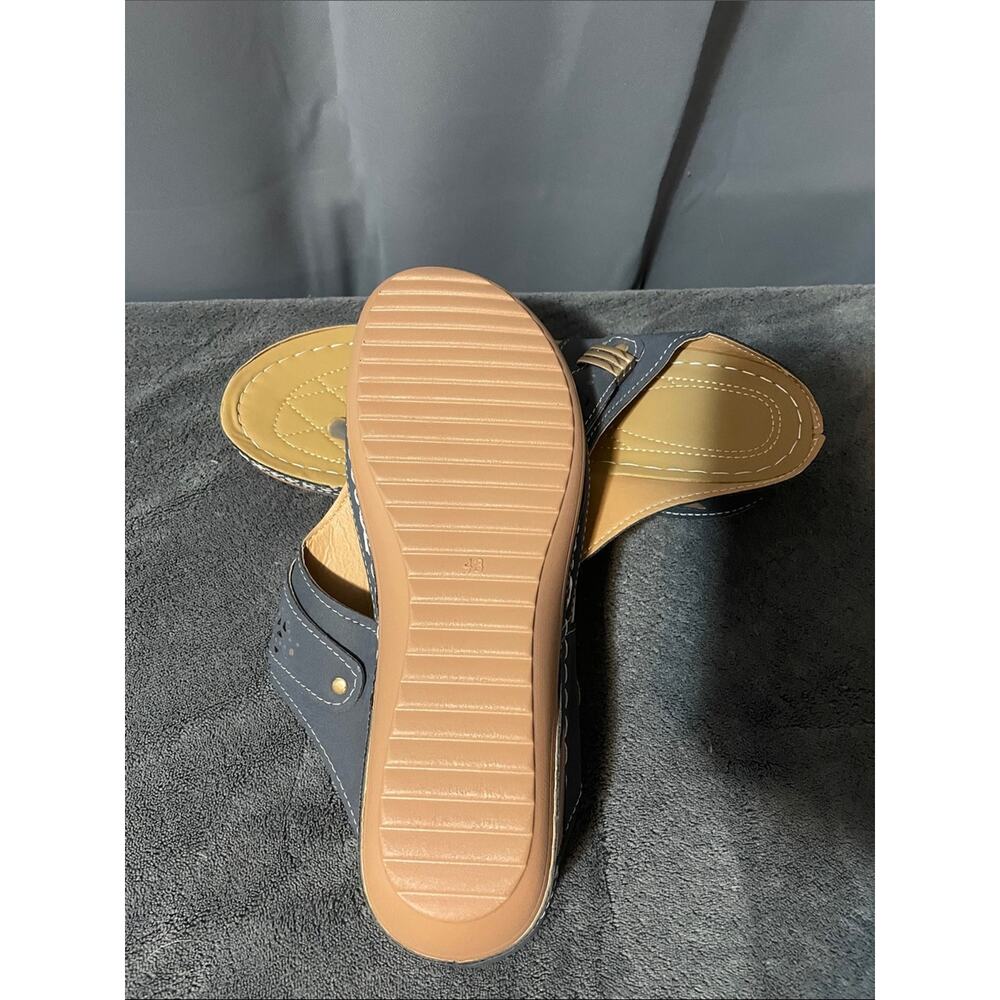 Women’s Navy Laser-Cut Thong Sandals with Quilted Footbed NWOT Size 11 - Picture 5 of 5